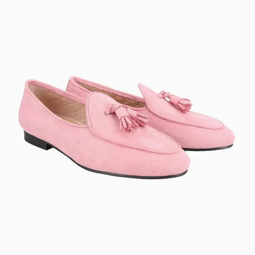 Slippers homme à pompons coloris rose, paire vue de trois quarts sur fond gris clair